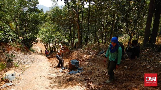 Mengujungi Air Terjun Kering di Karawang Selatan