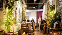  Restoran ini jadi destinasi wisata populer di kota Cartagena. Dengan sentuhan warna merah muda, bagian aula penjara dirubah jadi ruang makan yang nyaman untuk para pengunjung. Foto: Instagram Interno