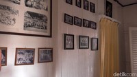Foto hitam putih keluarga besar Habibie yang berada di dekat pintu kamar orang tua almarhum BJ Habibie.
