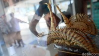 Selain memberikan pendampingan dan konsultasi kepada para perajin, Rumah Kreatif BUMN (RKB) Bank BRI ini juga menyediakan berbagai kegiatan untuk mengembangkan usaha perajin dan pelaku UMKM di Pulau Rote.