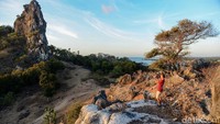 Seorang pengunjung mengabadikan keindahan panorama alam Batu Termanu.