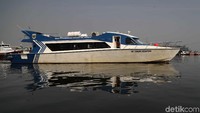 Saat ini terdapat dua jenis kapal untuk transportasi ke Kepulauan Seribu.