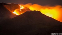 Kobaran api membakar hutan di kawasan puncak Gunung Merbabu. Antara Foto/Mohammad Ayudha.