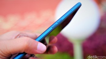 Tombol pengaturan volume dan SIM card. Foto: Adi Fida Rahman/detikINET
