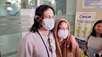 Ria Irawan tampak haru ketika sang suami membeberkan kronologi kanker yang diidapnya kembali lagi. Foto: Pingkan Anggraini