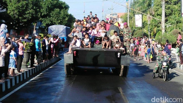 Warga Situbondo Berebut Naik Kendaraan Tempur Marinir Saat Parade Warga Situbondo Berebut Naik Kendaraan Tempur Marinir Saat Parade