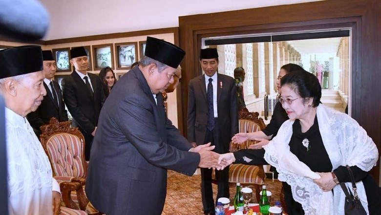 Momen Megawati-SBY Bersalaman di Pemakaman BJ Habibie Momen Megawati-SBY Bersalaman di Pemakaman BJ Habibie