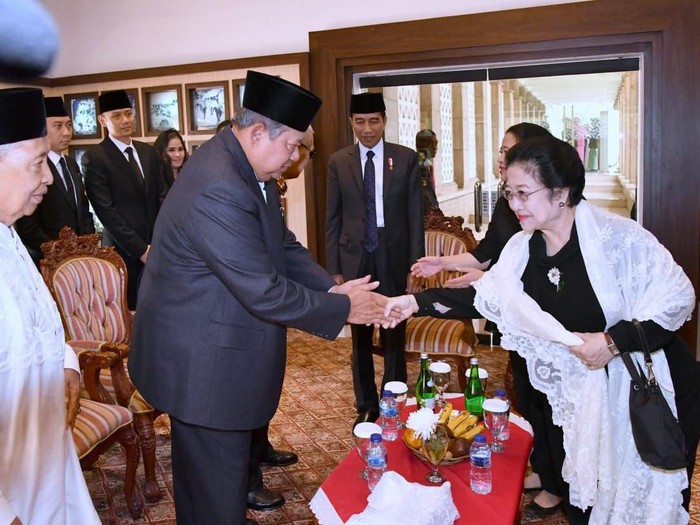 SBY dan Megawati bersalaman di pemakaman Habibie (BPMI Setpres)