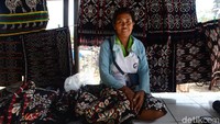 Hal senada turut disampaikan oleh seorang pedagang kain tenun khas Rote yang ditemui di kawasan Pasar Busalangga yang juga merupakan nasabah BRI. Ia bercerita mengenai perjalanan usahanya tersebut. Ia mengaku merasa terbantu dengan adanya pinjaman modal yang diperoleh dari BRI. Selain dapat memenuhi kebutuhan hidup sehari-hari, ia pun dapat membiayai sang anak yang kini sedang kuliah di Kupang.