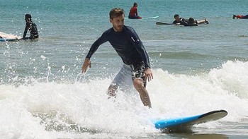 PewDiePie juga berselancar. “Akhirnya bisa selancar untuk pertama kalinya di Bali. Aku suka,” tulisnya. Foto: Instagram