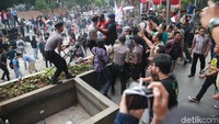 Polisi pun dikerahkan untuk mengamankan kondisi di area sekitar gedung KPK imbas demo berujung ricuh yang terjadi di kantor lembaga antirasuah tersebut.