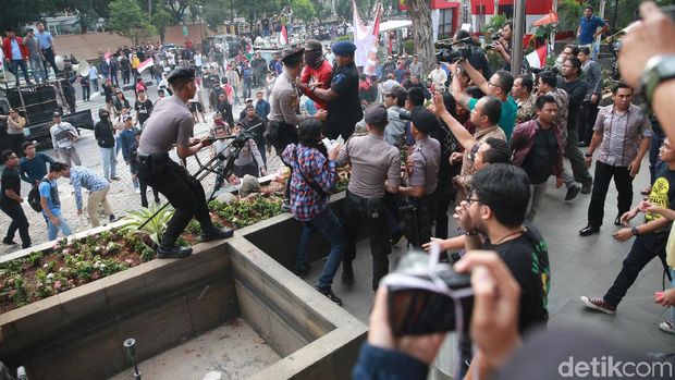 Demo Ricuh di KPK / 