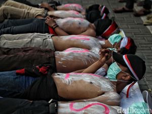 Telanjang Dada dan Cat Badan Massa Geruduk Gedung KPK