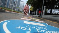 Lukisan-lukisan di sekitar Halte LRT Polda Metro Jaya itu untuk memperingati Hari Seni.