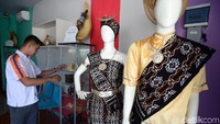 Seorang pegawai Bank BRI, Rizal Fangidae tengah merapikan salah satu patung display yang menampilkan hasil kerajinan tangan warga di Pulau Rote, Nusa Tenggara Timur (NTT).