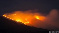 Puncak Gunung Merbabu tampak membara. Antara Foto/Mohammad Ayudha.