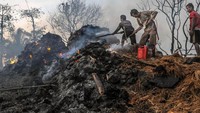 Api juga menghanguskan lumbung padi milik warga. Antara Foto/Muhammad Bagus Khoirunas.