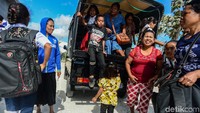 Warga tampak semringah menuruni angkutan umum disalah satu sudut pasar yang banyak para pedagang UMKM yang dibiayai oleh BRI disana.