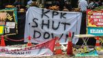 Spanduk hingga Karangan Bunga Mejeng di Gedung KPK