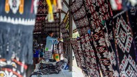 Beragam hal dijual di pasar harian tersebut, mulai dari sayuran, hasil ternak, ikan, hingga hasil kerajinan seperti tenun dan sarung dijual oleh pedagang di pasar tersebut.