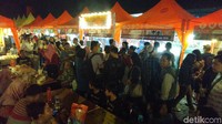 Festival Kota Lama resmi dibuka Wali Kota Semarang, Hendrar Prihadi hari ini. Salah satu yang menarik dalam acara tersebut adalah wisata kulinernya. (Angling Adhitya Purbaya/detikcom)
