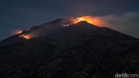Api yang membakar hutan Gunung Merbabu terlihat dari Selo, Boyolali, Jawa Tengah. Antara Foto/Mohammad Ayudha.