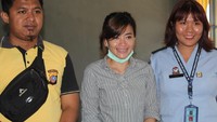 Modus penjualan adalah menyuruh seseorang membeli narkoba di daerah Palu, kemudian dibagi menjadi paket kecil-kecil dan dijual dengan harga seratus ribuan dan dijual di dalam lapas. Atas perbuatannya, Aning dijerat Pasal 112 ayat (1) UU 35/2009 tentang Narkotika. Foto: Istimewa
