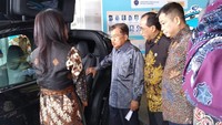 Wakil Presiden Jusuf Kalla (kedua kiri) bersama Menteri Perhubungan Budi Karya Sumadi dan Menteri Energi dan Sumber Daya Mineral Ignasius Jonan menerima penjelasan dari Direktur Marketing PT Blue Bird Tbk Amelia Nasution (kiri) saat melakukan kunjungan ke stand Bluebird di Indo Trans  Expo 2019, Jakarta Convention Centre, Jumat (13/9). Sebagai salah satu perusahaan transportasi terbesar di Indonesia, PT Blue Bird Tbk merupakan pionir dalam penggunaan kendaraan bertenaga listrik di Indonesia.