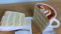 Jika belum dipotong, Anda pasti menganggap ini kopi dalam cangkir sungguhan. Ternyata ini hanyalah kue. Foto: Instagram @lukevincentini