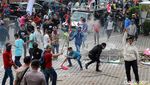 Massa Demo Ricuh di KPK Bakar Karangan Bunga
