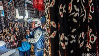 Ada pula warga lainnya yang tengah memilih beragam hasil kerajinan tangan yang dijual pasar tradisional tersebut.