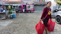 Biasanya warga pulau Rote menggunakan moda transportasi umum untuk berbelanja ke pasar.