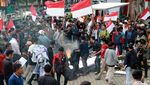 Massa Demo Ricuh di KPK Bakar Karangan Bunga