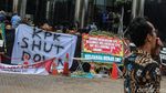 Spanduk hingga Karangan Bunga Mejeng di Gedung KPK