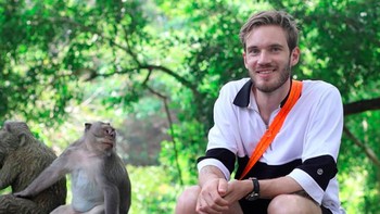 Wajah PewDiePie tampak semringah berfoto di hutan monyet. Foto: Instagram