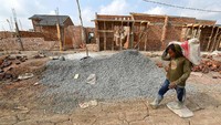 Pembangunan perumahan di sejumlah daerah masih terus berjalan seperti biasanya. Pekerja menyelesaikan proyek rumah di Palembang, beberapa pekan lalu. Foto: dok. BTN