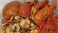 Sikaaat lah, tulis Ria pada unggahan foto ini. Ada lobster, kerang dan kepiting bersaus yang tampaknya siap disantap Ria.  Foto: instagram @riairawan