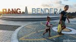 Memburu Matahari Terbenam di Pantai Tiang Bendera
