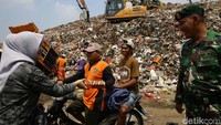 Petugas kebersihan tampak senang dengan kegiatan ini.