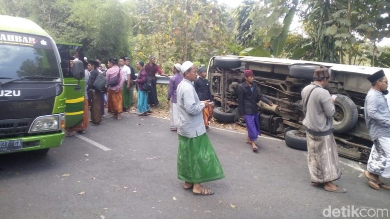 Sopir Tak Kuasai Medan, Mobil Angkut Jemaah Pengajian Terguling di Pasuruan Sopir Tak Kuasai Medan, Mobil Angkut Jemaah Pengajian Terguling di Pasuruan