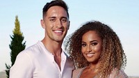 Usai memenangi acara Love Island bersama Greg OShea, ia mendapatkan kontrak eksklusif dari sebuah brand. Dok. Instagram/amberrosegill