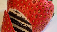 Bahkan buah strawberry pun juga bisa dibuat dari kue. Detail dengan bintik-bintik di sisinya. Foto: Instagram @lukevincentini