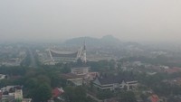 Foto udara Kota Padang yang diselimuti kabut asap, Sumatera Barat, Jumat (13/9/2019). Antara Foto/Iggoy el Fitra.