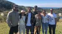 Chris Hemsworth bersama kelauarganya dan juga Liam Hemsworth tampak berlibur ke kampung halamannya yakni Australia. Dok. Instagram/chrishemsworth