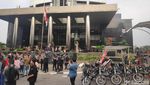 Penampakan Sisa-sisa Demo Ricuh Berserakan di Depan KPK
