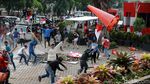 Massa Demo Ricuh di KPK Bakar Karangan Bunga