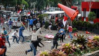 Sebelumnya, massa yang berdemo mendukung revisi UU KPK. Massa kemudian memaksa mencopot kain hitam di logo KPK. Upaya mereka berhasil. Kain hitam itu dipasang oleh Wadah Pegawai KPK sejak 8 September 2019 sebagai bentuk penolakan terhadap revisi UU KPK. Logo yang ditutup ada di depan halaman KPK, di lobby KPK, serta di atas gedung KPK.