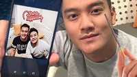 Sebelum meninggal, Boy dan Raymond juga suka ngemil cokelat bersama. Seperti pada foto ini yang nampak akrab satu sama lain. Foto : Instagram @boywilliam17