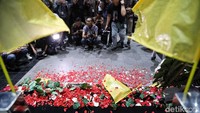 Mereka juga mengibarkan bendera kuning sebagai tanda kematian.