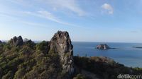 Batu Suelai (di depan) dan Batu Hun (di belakang di lepas bibir pantai) (Abdul haris/detikcom)
